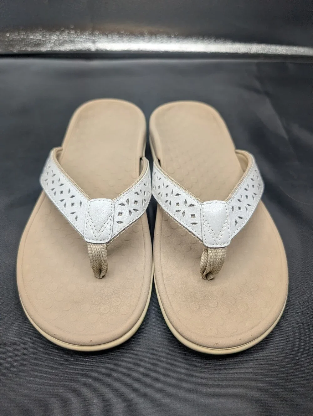 Vionic Women's Casandra Flip Flops White Leather - Picture 1 of 12